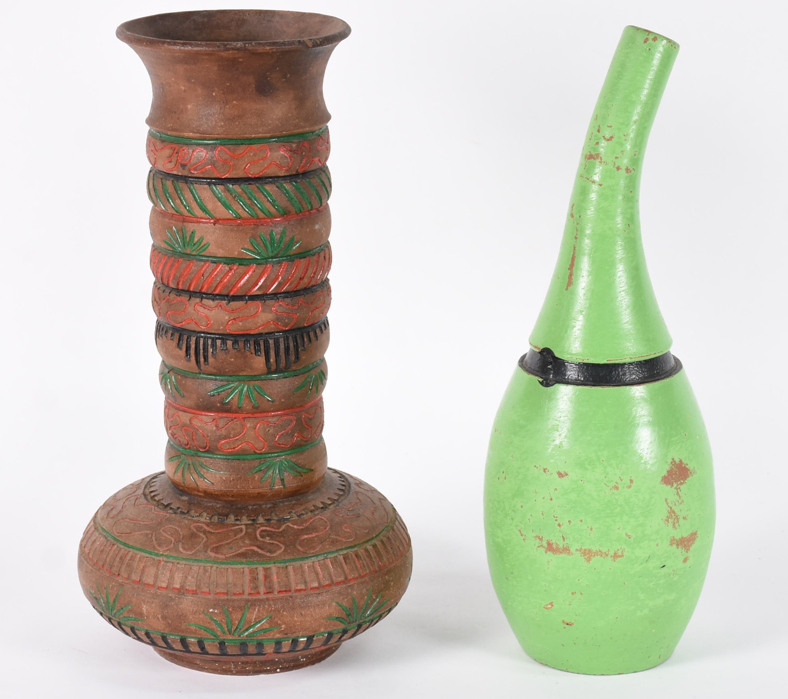 Duas peças, sendo vaso estilo marajoara de barro cozido e solifleur. - foto 1 de 4
