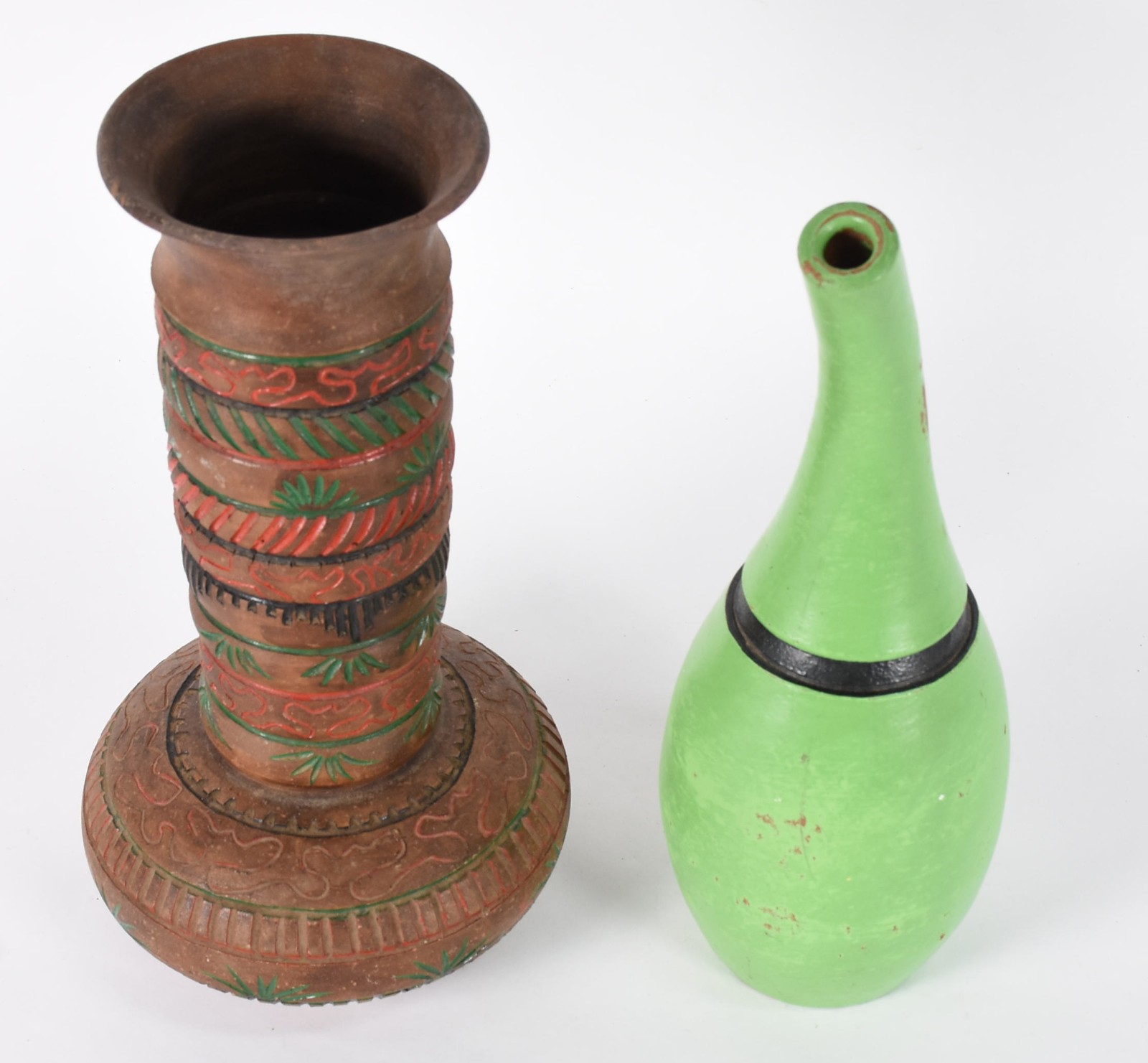 Duas peças, sendo vaso estilo marajoara de barro cozido e solifleur. - foto 2 de 4