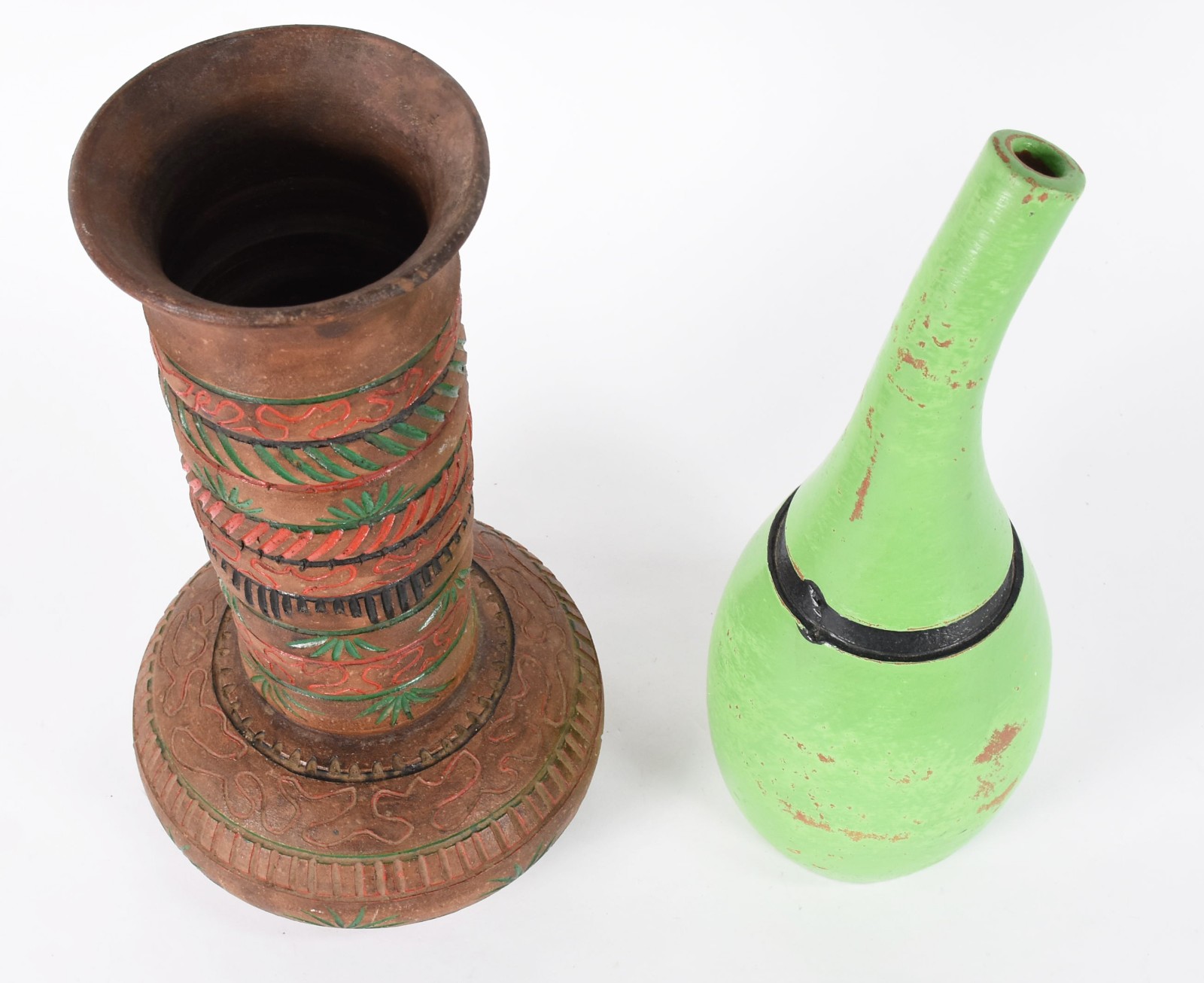 Duas peças, sendo vaso estilo marajoara de barro cozido e solifleur. - foto 3 de 4