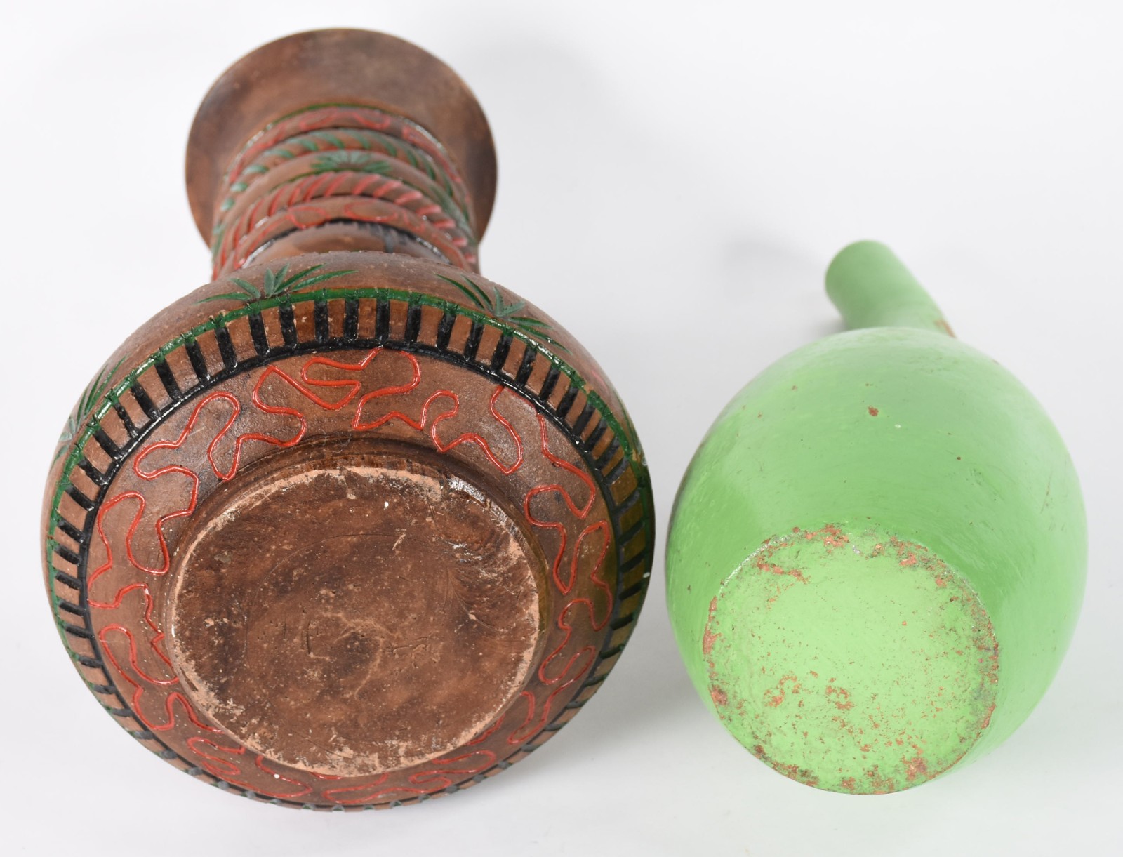 Duas peças, sendo vaso estilo marajoara de barro cozido e solifleur. - foto 4 de 4