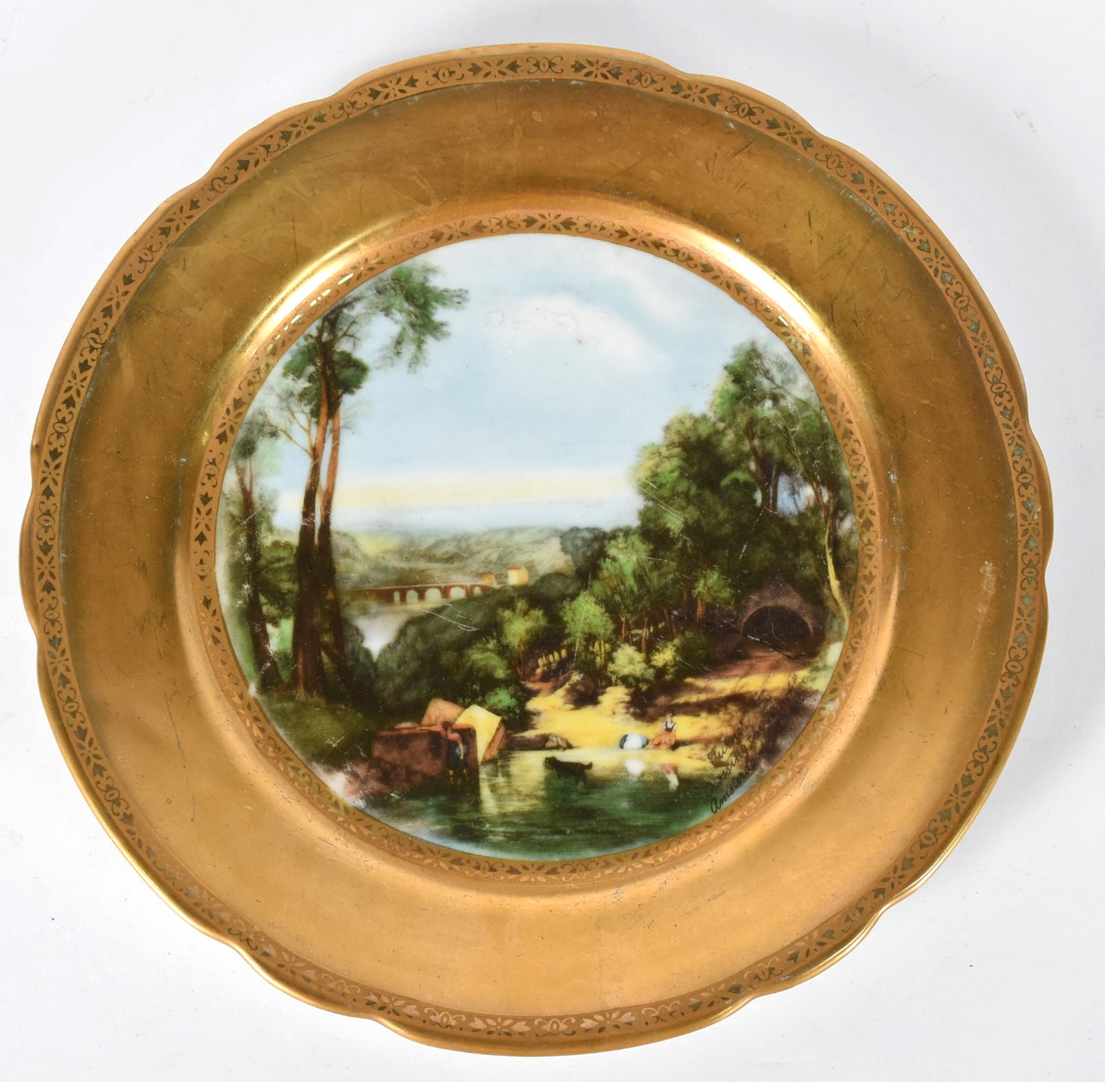 Prato de porcelana com bordas douradas e paisagem. - foto 1 de 3