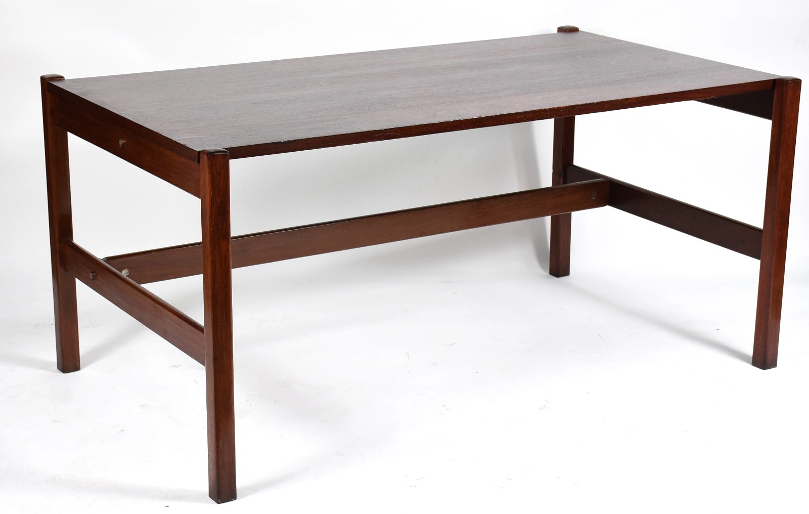 Mesa de madeira nobre feitio retangular, pernas retas, anos 60. - foto 1 de 5