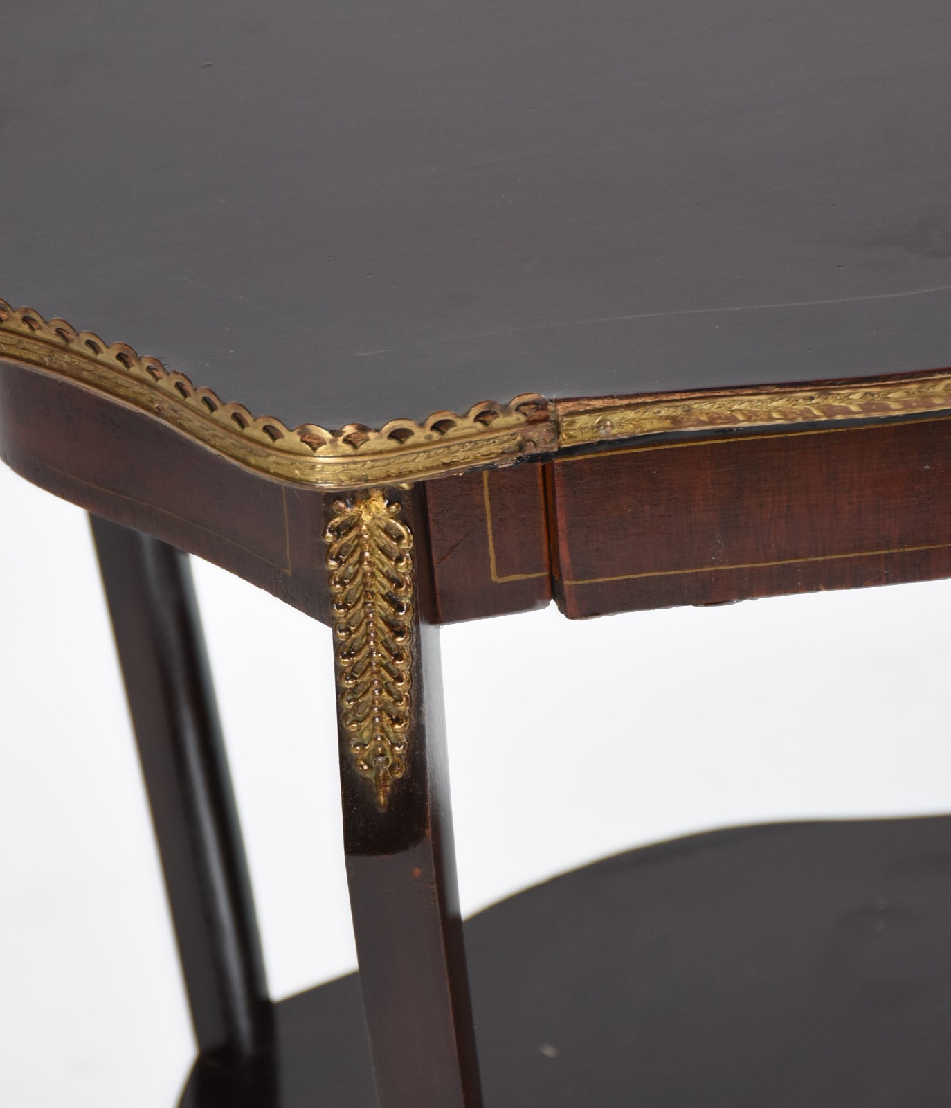 Mesa auxiliar de madeira nobre com grade nas bordas, com gaveta. - foto 4 de 5