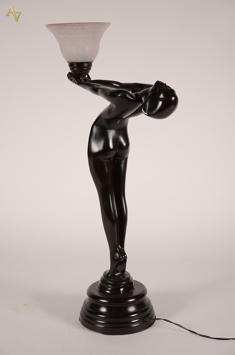 Luminária em petit bronze representando mulher - cúpula em vidro... - foto 2 de 2
