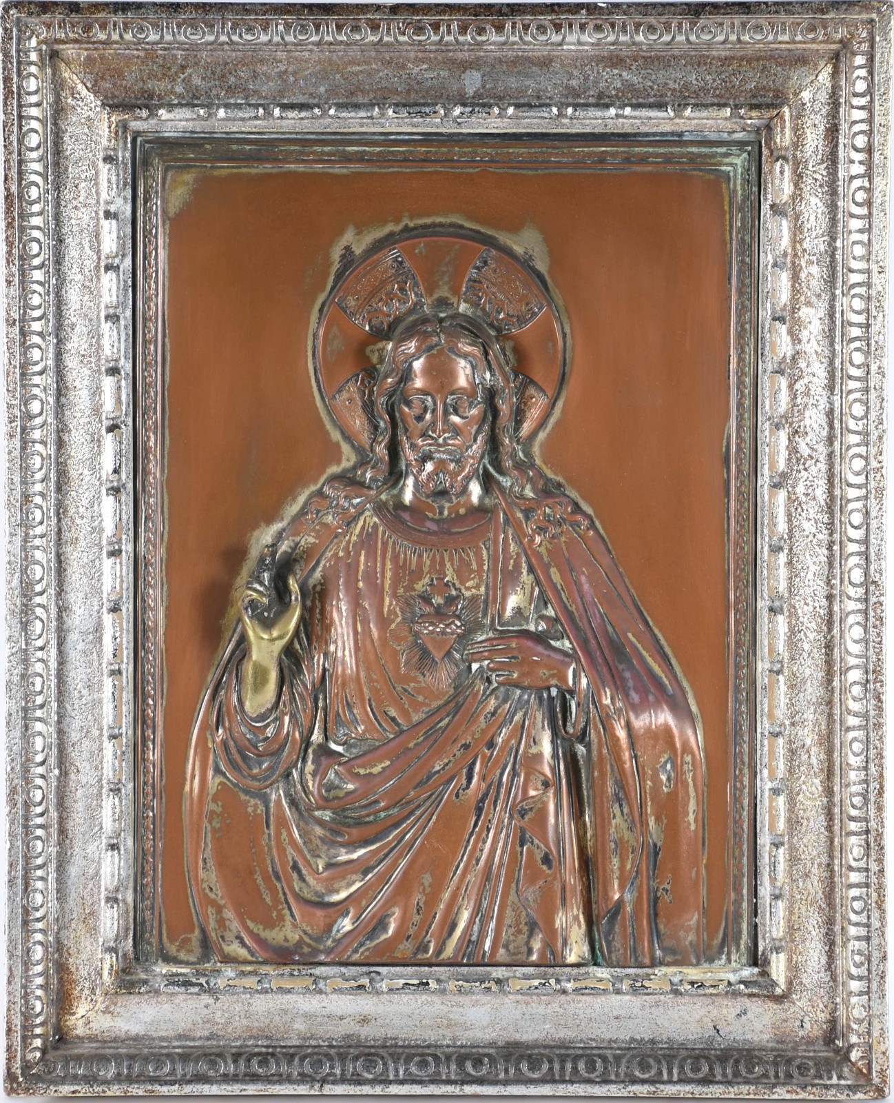 Quadro emoldurado de metal com figura de Jesus Cristo em relevo. - foto 1 de 3