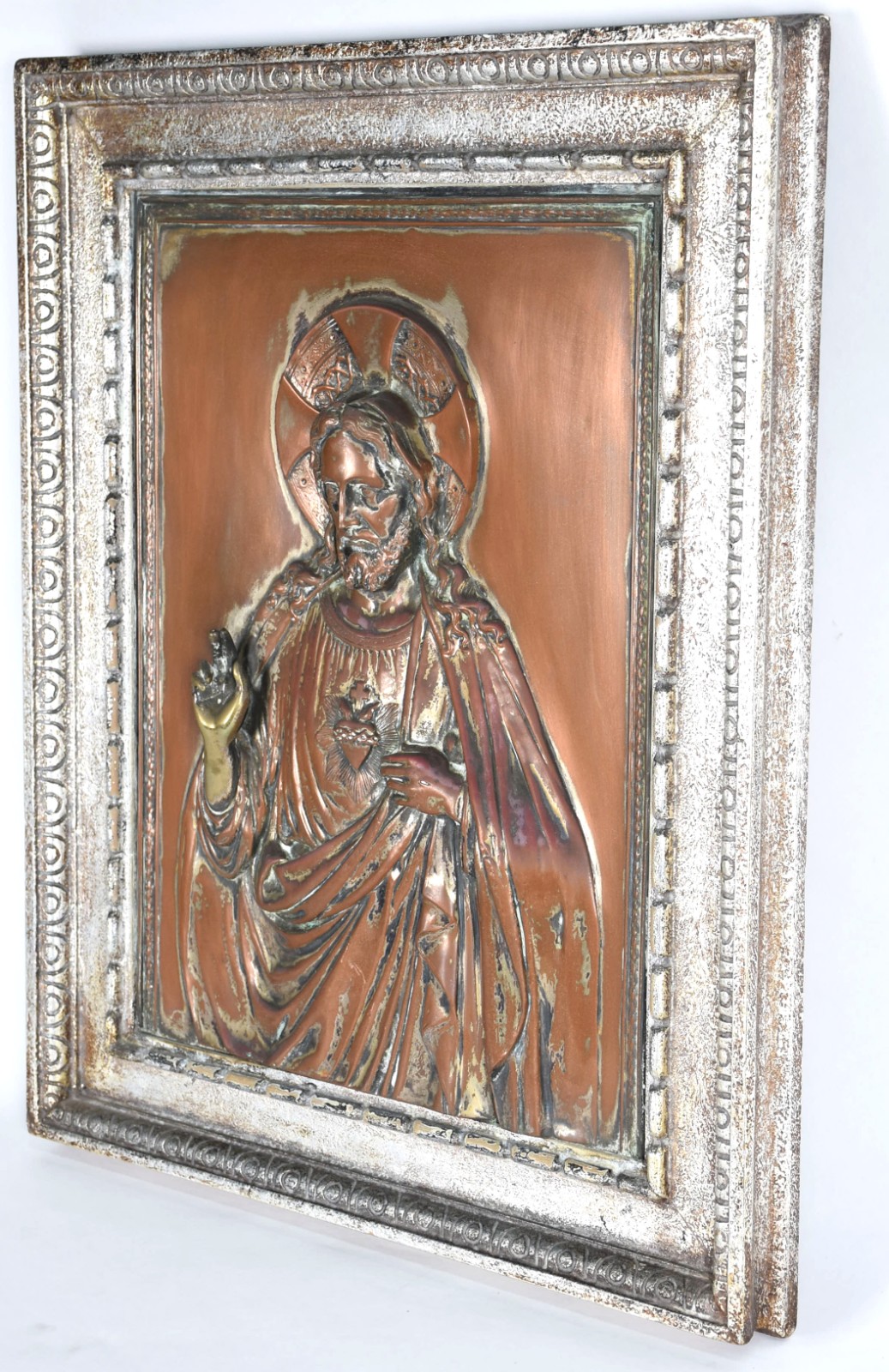 Quadro emoldurado de metal com figura de Jesus Cristo em relevo. - foto 2 de 3