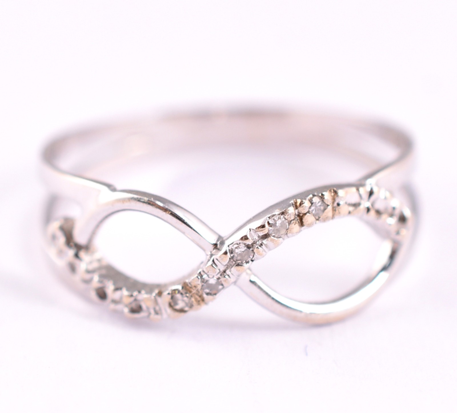 Anel em ouro branco 18 k feitio infinito cravejado de diamantes, aro... - foto 1 de 4