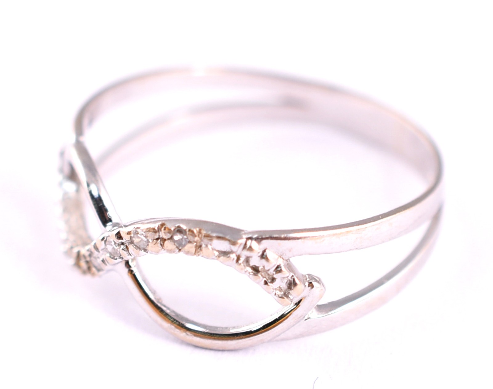 Anel em ouro branco 18 k feitio infinito cravejado de diamantes, aro... - foto 2 de 4