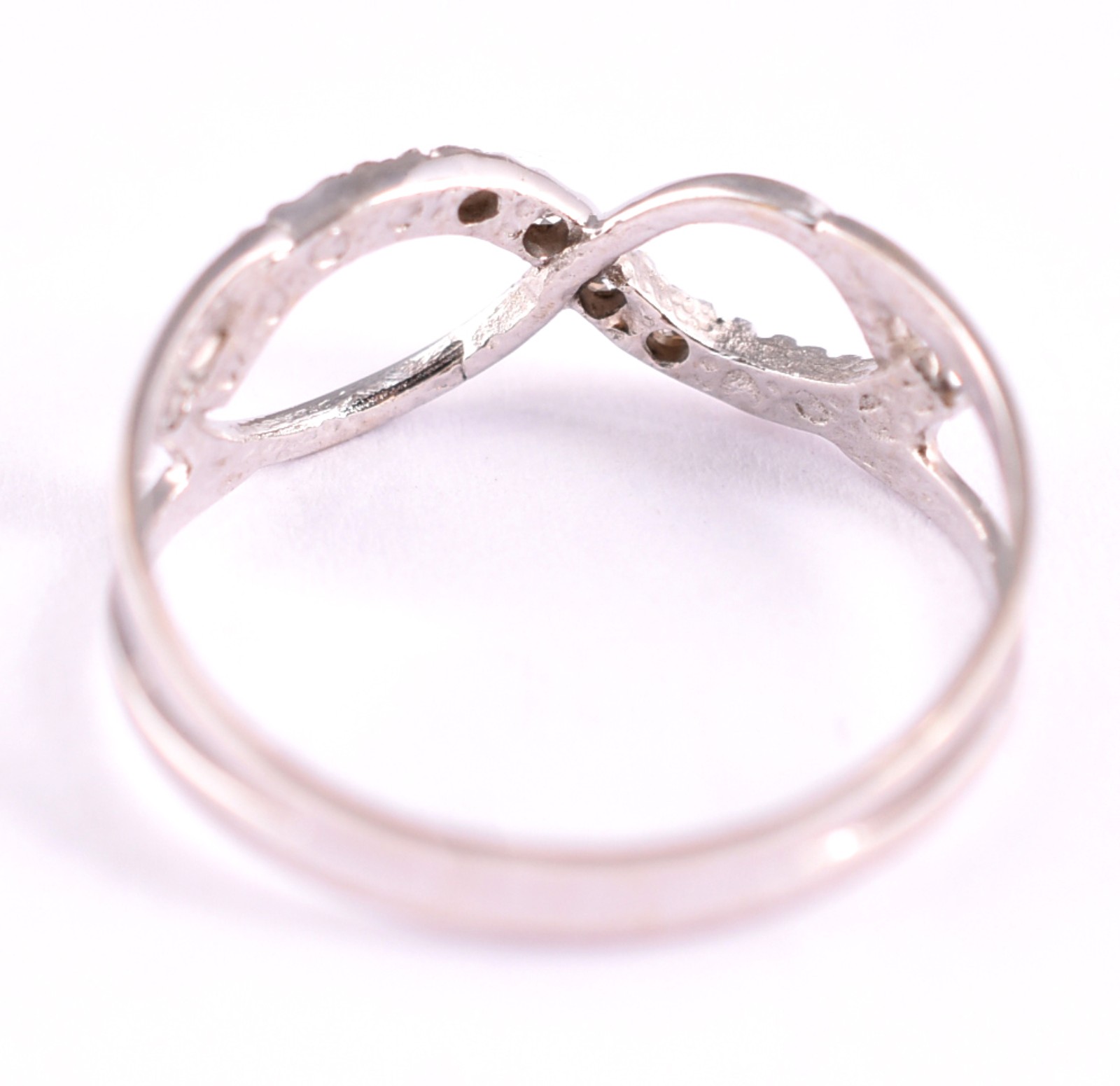 Anel em ouro branco 18 k feitio infinito cravejado de diamantes, aro... - foto 3 de 4