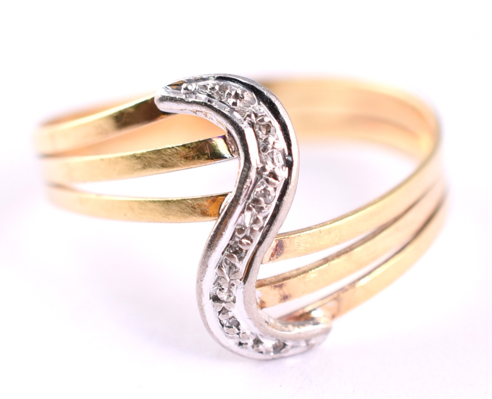 Anel em ouro 18 k, com uma onda em ouro branco, aro 21 (Por questão... - foto 1 de 3