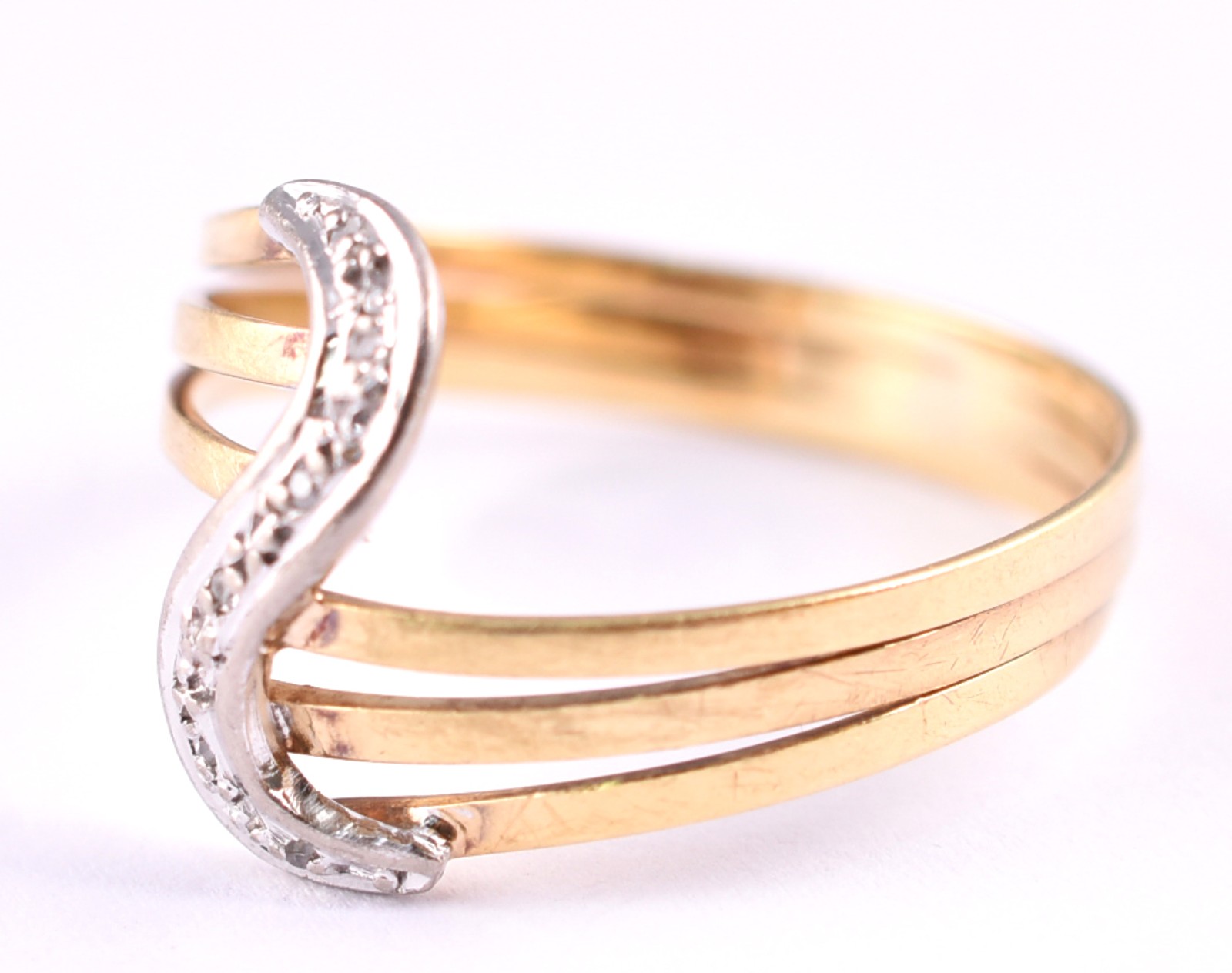 Anel em ouro 18 k, com uma onda em ouro branco, aro 21 (Por questão... - foto 2 de 3