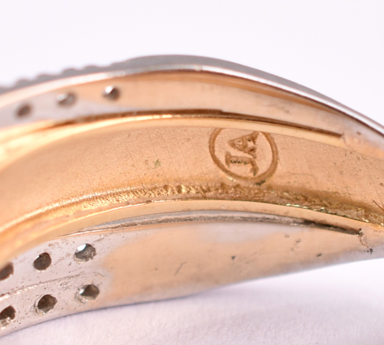 Anel em ouro 18 k, contrastado, com 3 fileiras em ouro branco... - foto 4 de 5