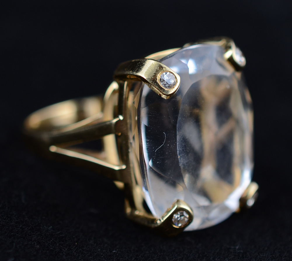Anel de ouro 18 k e cristal de 20 carats. Peso total: 12,5 gramas. - foto 1 de 3