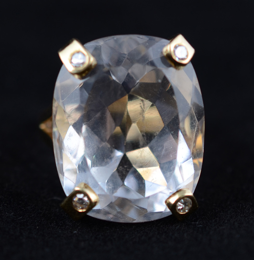 Anel de ouro 18 k e cristal de 20 carats. Peso total: 12,5 gramas. - foto 2 de 3