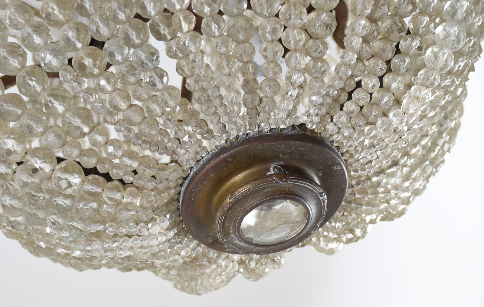 Lustre estilo Império com estrutura de metal dourado e contas de... - foto 3 de 3