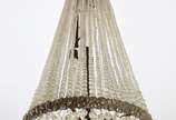 Lustre estilo Império com estrutura de metal do... - Lustre estilo Império com estrutura de metal dourado e contas de cristal. Altura total: 108 cm (Retirada em residência em Laranjeiras).