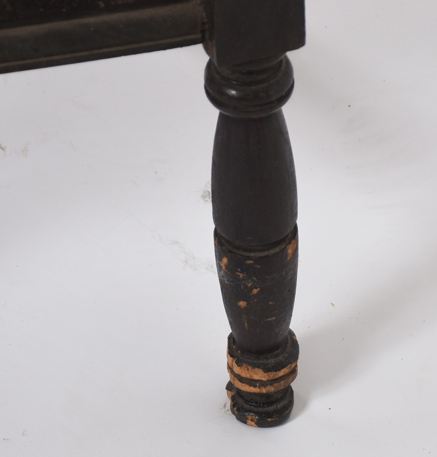 Coluna de madeira nobre com pernas torneadas (um dos pés comido) - foto 4 de 4