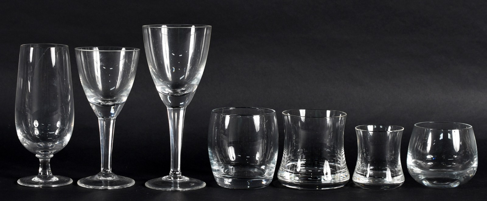 Conjunto de copos de vidro branco composto de: 5 taças para cerveja... - foto 3 de 5