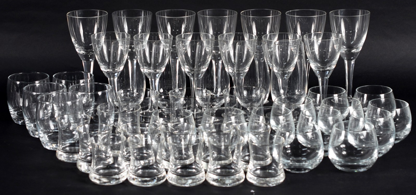 Conjunto de copos de vidro branco composto de: 5 taças para cerveja... - foto 1 de 5