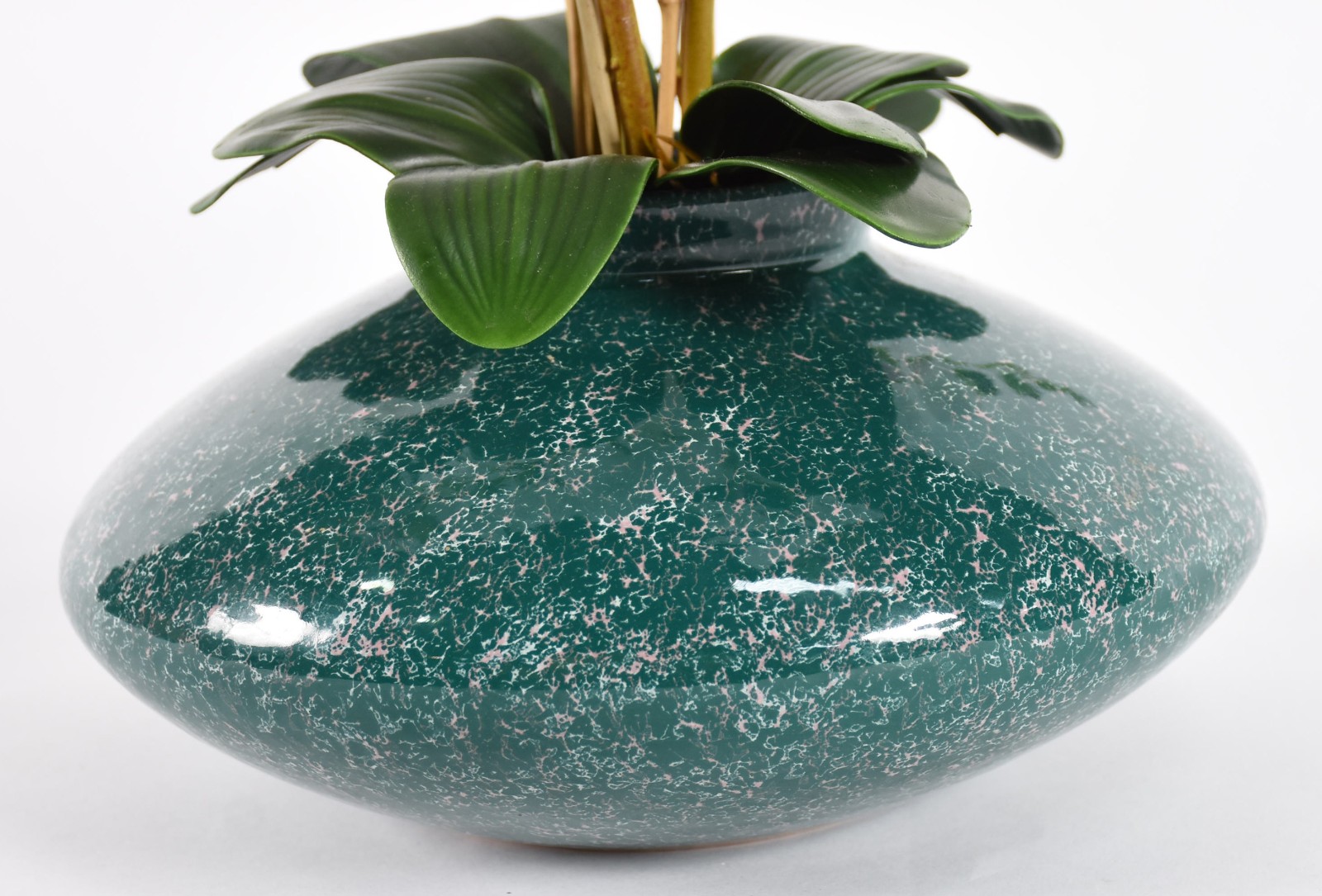 Composição floral de orquídeas permanentes em cachepot em faiança... - foto 4 de 5