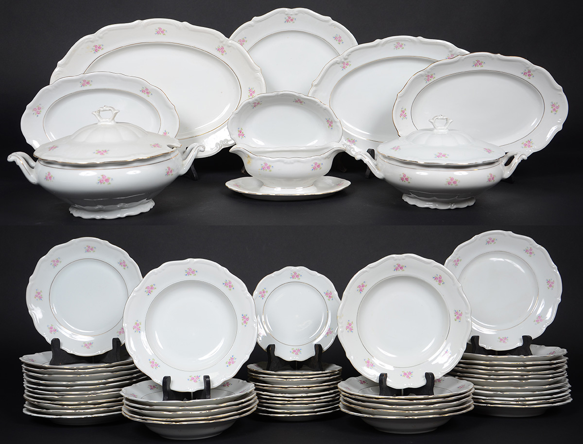 Aparelho de jantar de porcelana polonesa, comp.de 24 pratos rasos, 12...