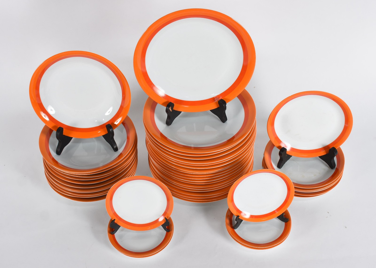Serviço de pratos de porcelana Renner com borda laranja composto de... - foto 1 de 5