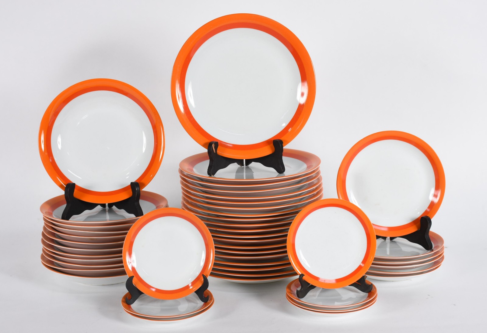 Serviço de pratos de porcelana Renner com borda laranja composto de... - foto 2 de 5