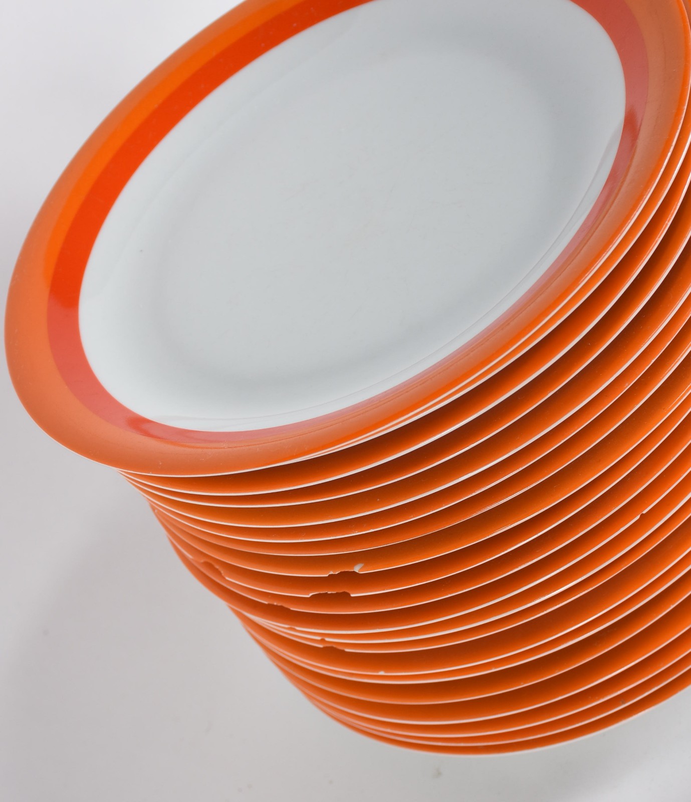 Serviço de pratos de porcelana Renner com borda laranja composto de... - foto 4 de 5