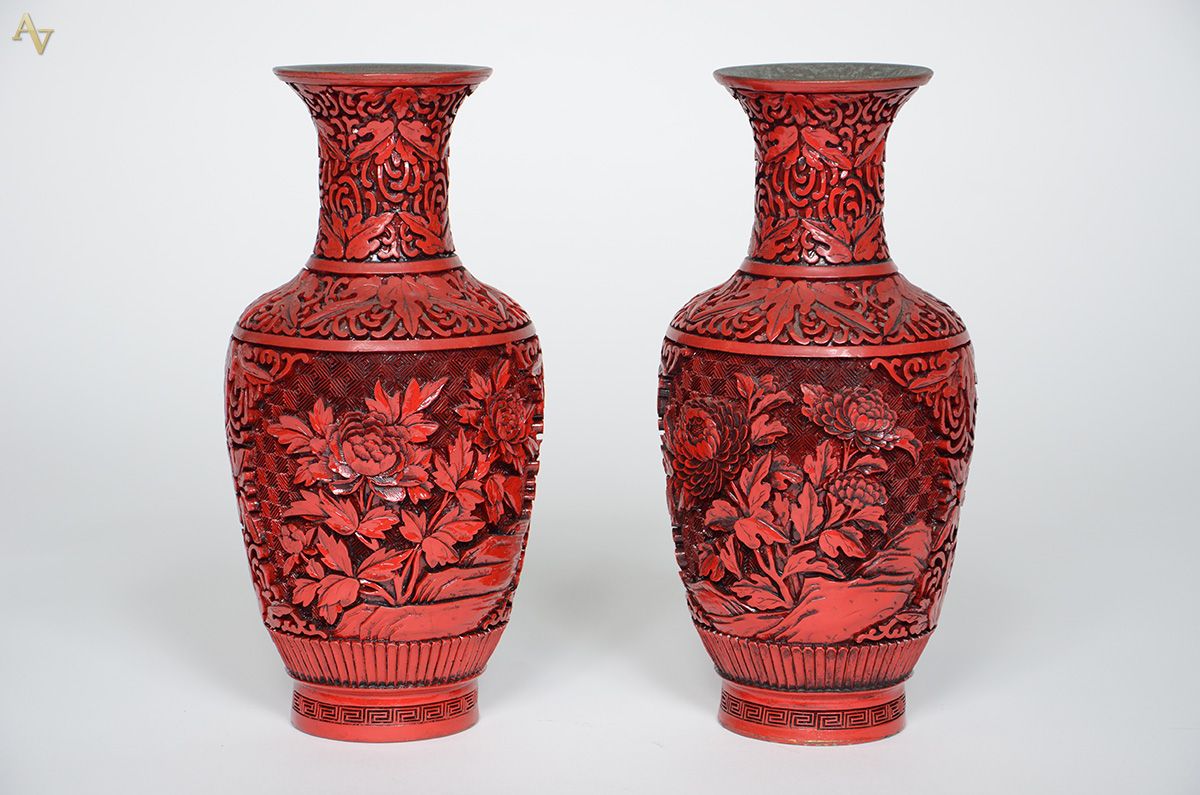 Par de vasos de lacca oriental. Altura 26 cm.