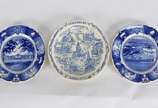 Três pratos de faiança inglesa azul e branca, s... - Três pratos de faiança inglesa azul e branca, sendo um par da US Naval Academy, Wedgwood.