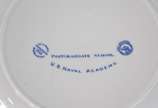 Três pratos de faiança inglesa azul e branca, s... - Três pratos de faiança inglesa azul e branca, sendo um par da US Naval Academy, Wedgwood.