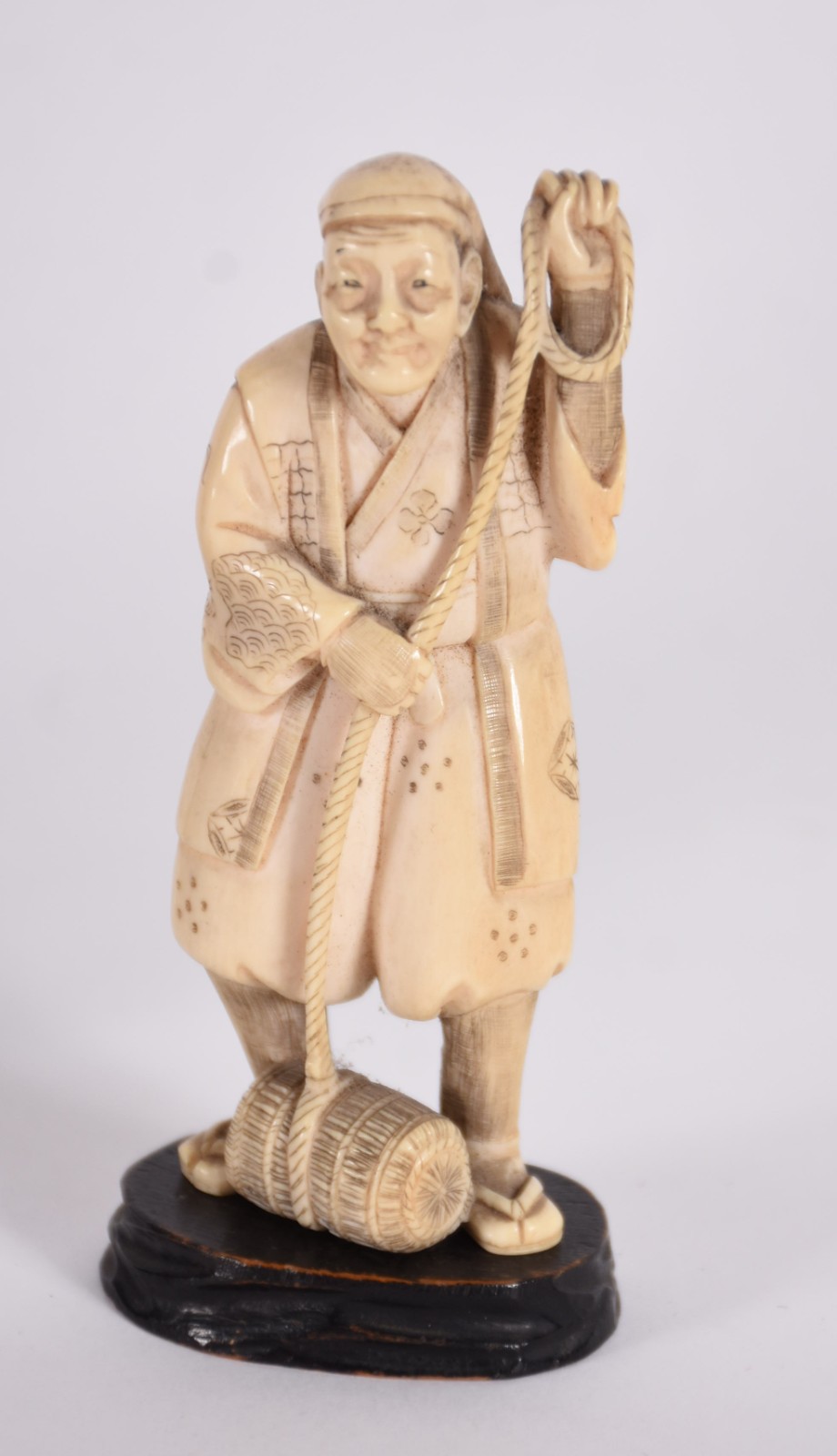 Escultura de marfim representando figura típica, com pequena peanha... - foto 1 de 5