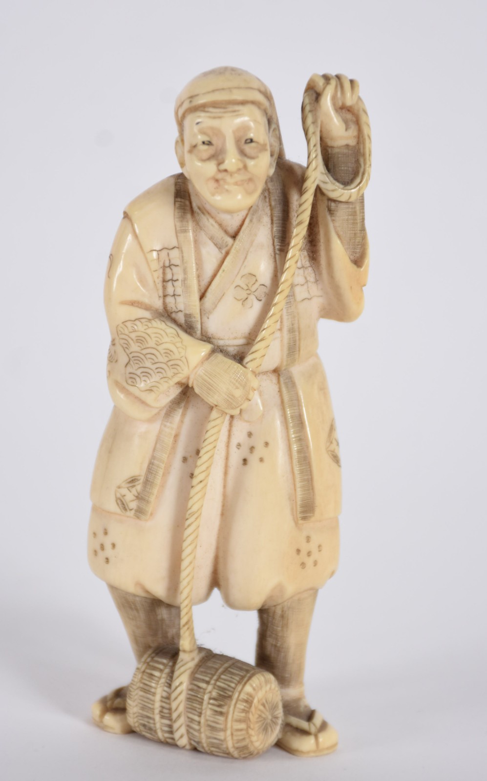 Escultura de marfim representando figura típica, com pequena peanha... - foto 2 de 5