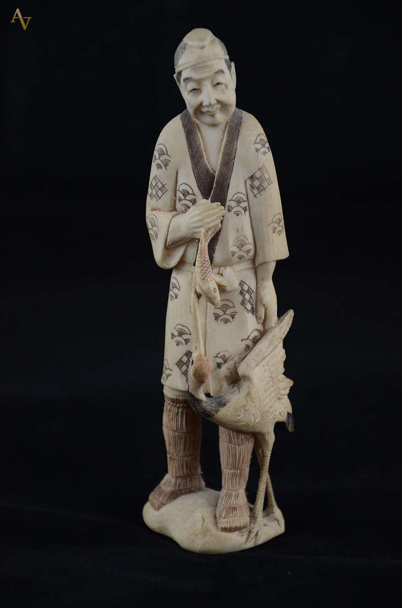 Estatueta de marfim repres. pescador com ave, assinado. Altura 16 cm. - foto 1 de 4