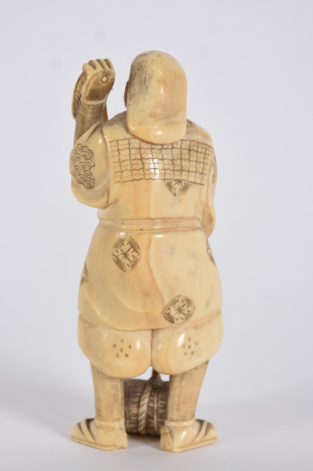 Escultura de marfim representando figura típica, com pequena peanha... - foto 5 de 5