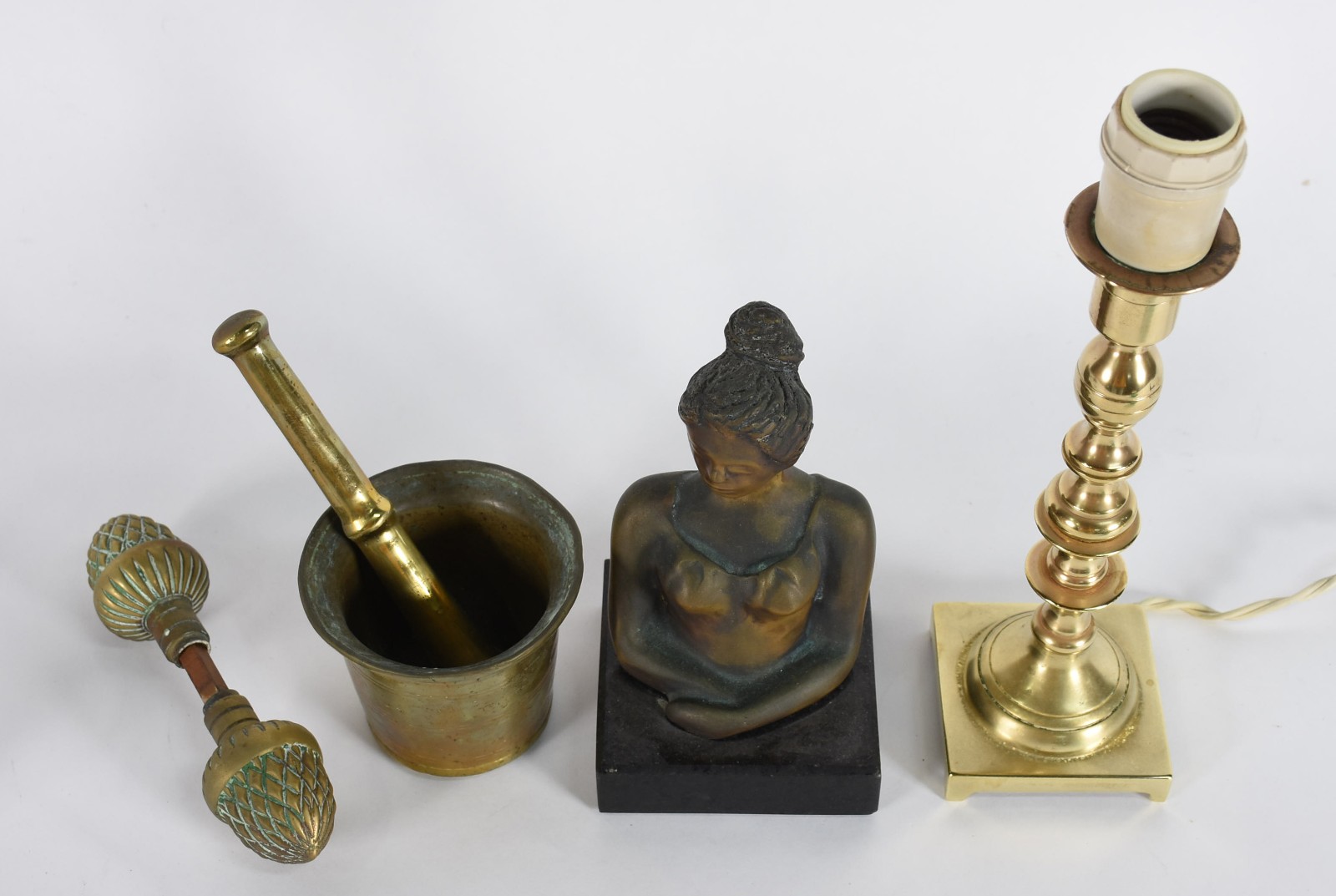 Quatro peças de bronze, sendo escultura e almofariz com soquete... - foto 1 de 7