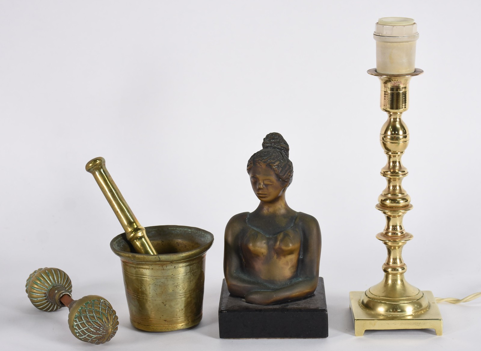 Quatro peças de bronze, sendo escultura e almofariz com soquete... - foto 2 de 7