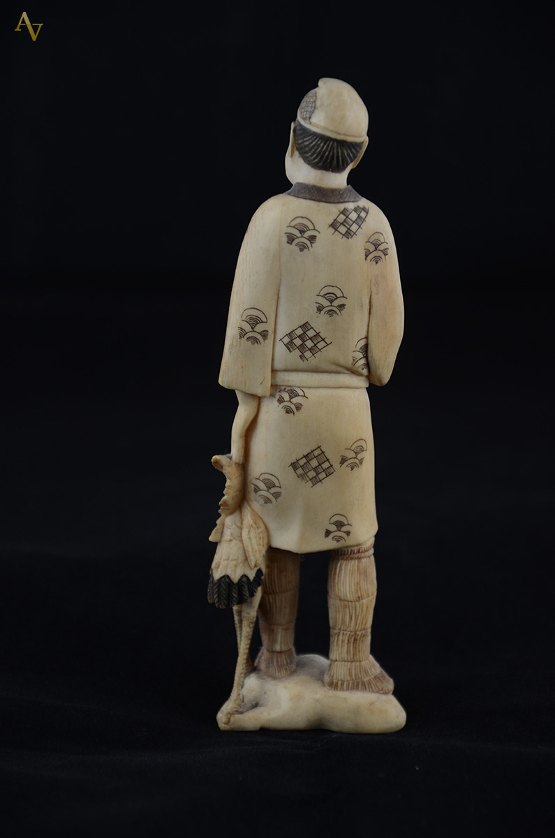 Estatueta de marfim repres. pescador com ave, assinado. Altura 16 cm. - foto 2 de 4