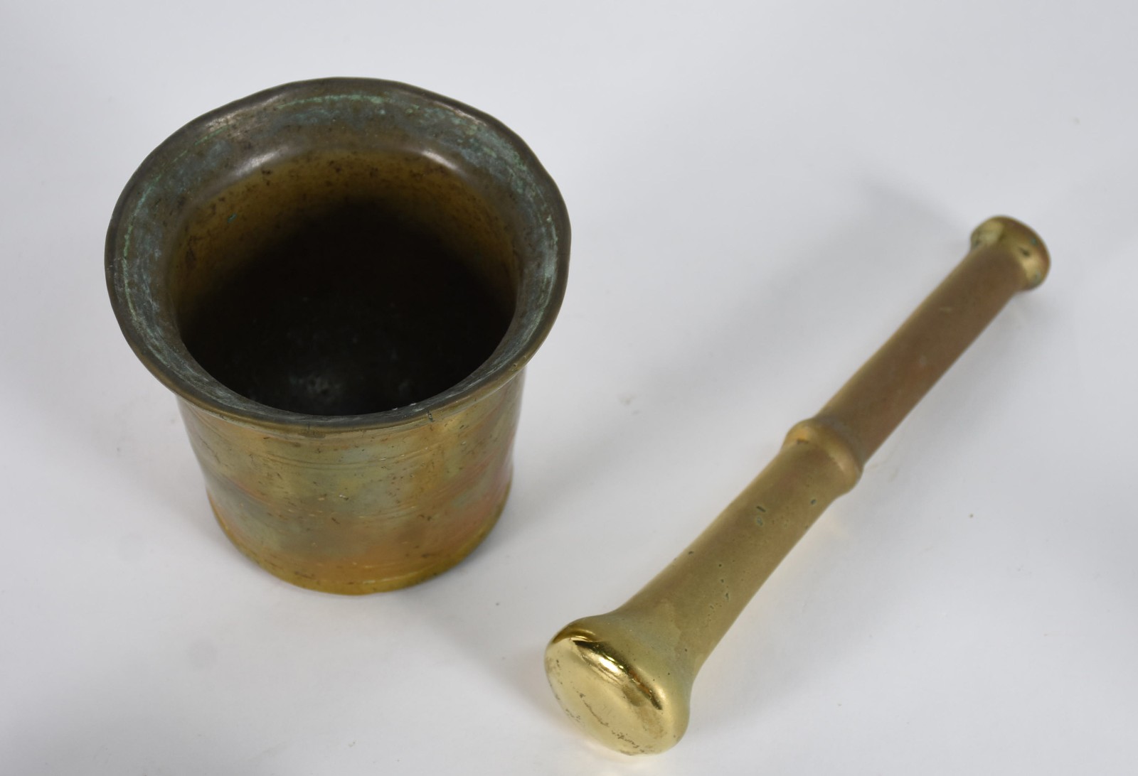 Quatro peças de bronze, sendo escultura e almofariz com soquete... - foto 5 de 7