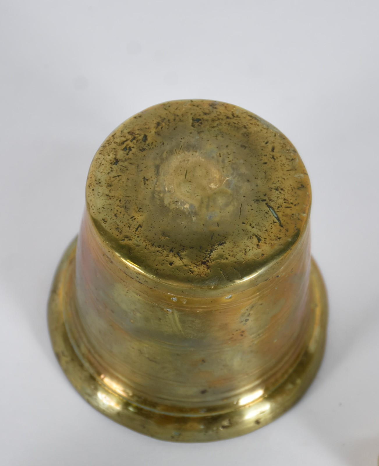 Quatro peças de bronze, sendo escultura e almofariz com soquete... - foto 7 de 7