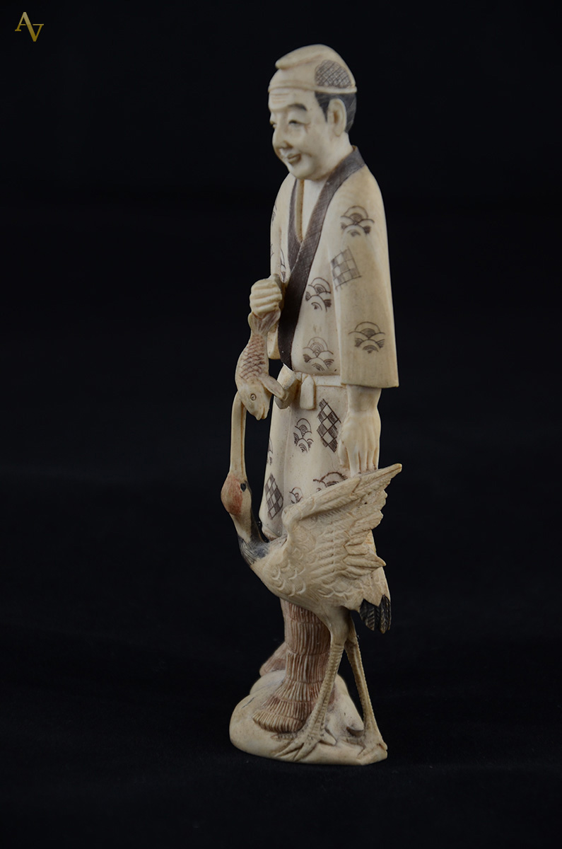 Estatueta de marfim repres. pescador com ave, assinado. Altura 16 cm. - foto 3 de 4