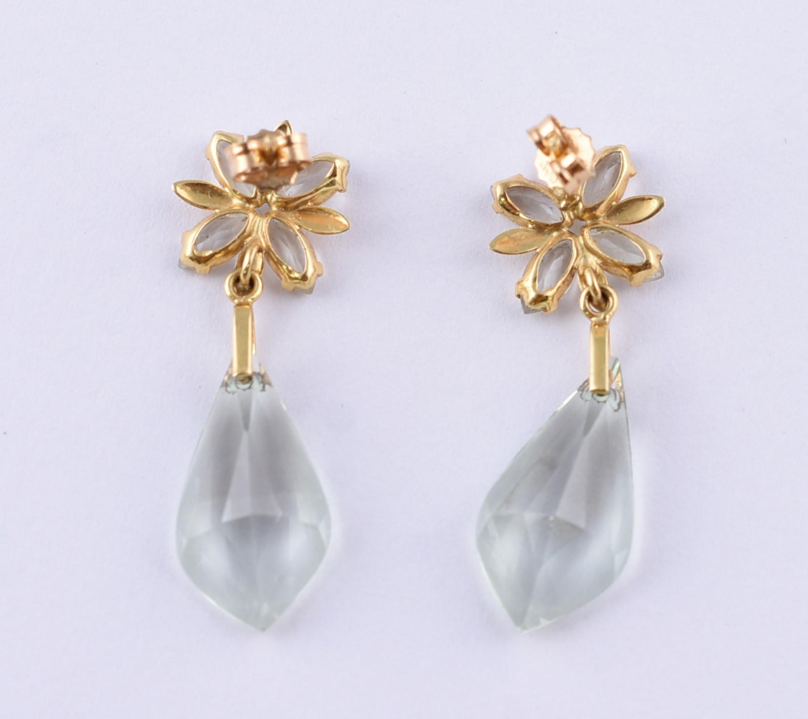 Par de brincos de ouro 18 k feitio flor e pedras topázios feitio gota... - foto 2 de 2