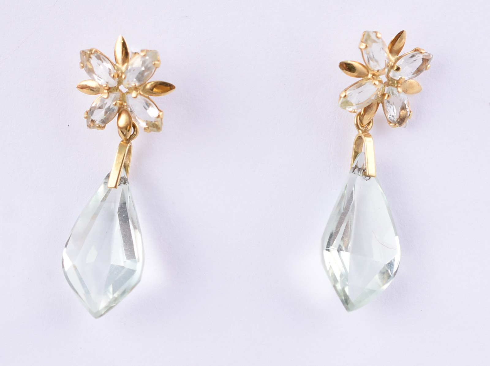 Par de brincos de ouro 18 k feitio flor e pedras topázios feitio gota... - foto 1 de 2