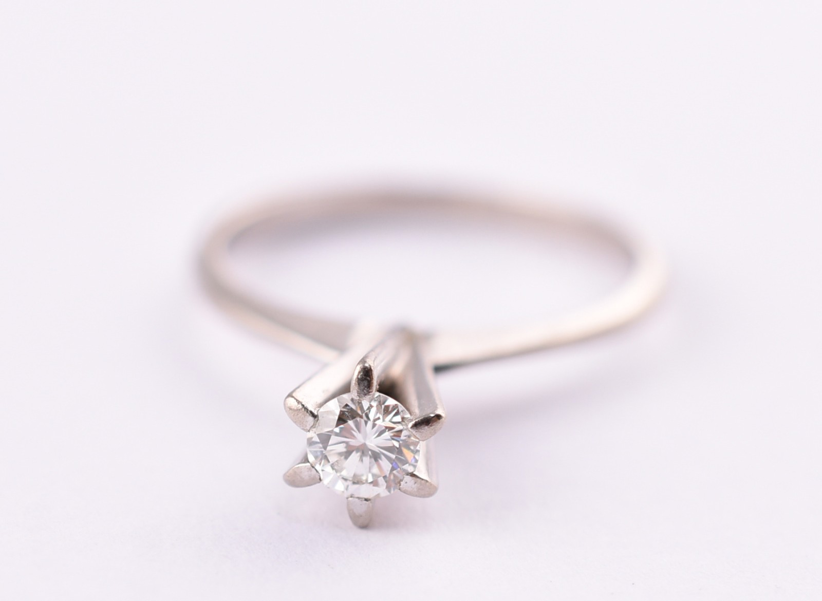 Anel de ouro branco com um brilhantes de aproximadamente 0,02 ct, aro... - foto 2 de 3