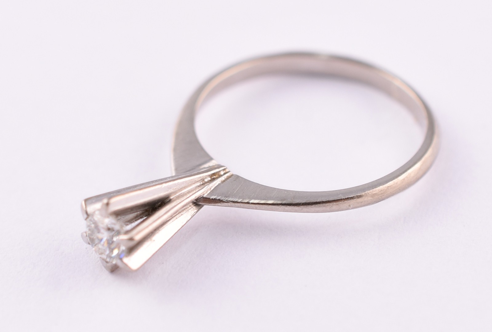 Anel de ouro branco com um brilhantes de aproximadamente 0,02 ct, aro... - foto 1 de 3