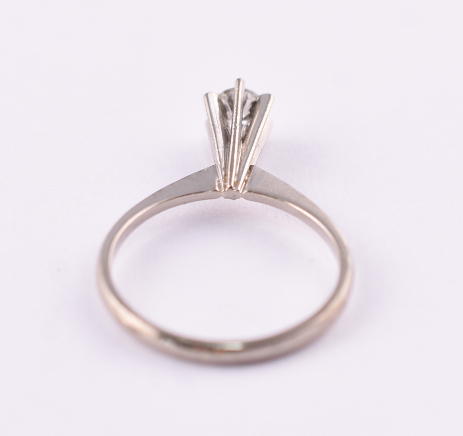 Anel de ouro branco com um brilhantes de aproximadamente 0,02 ct, aro... - foto 3 de 3