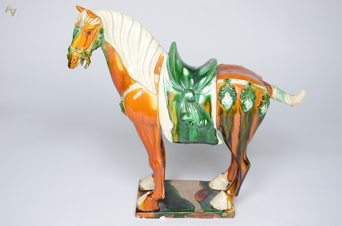 Escultura de cerâmica vitrificada representando cavalo, ao gosto... - foto 1 de 3