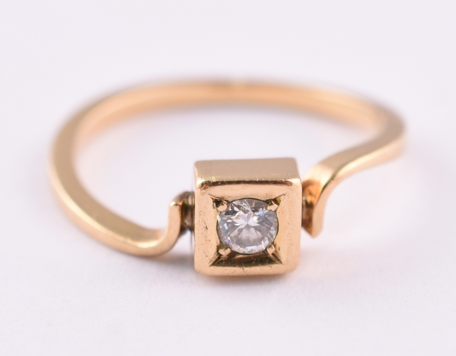 Solitário de ouro 18 k com 1 brilhantes de aproximadamente 0,15 ct... - foto 1 de 3
