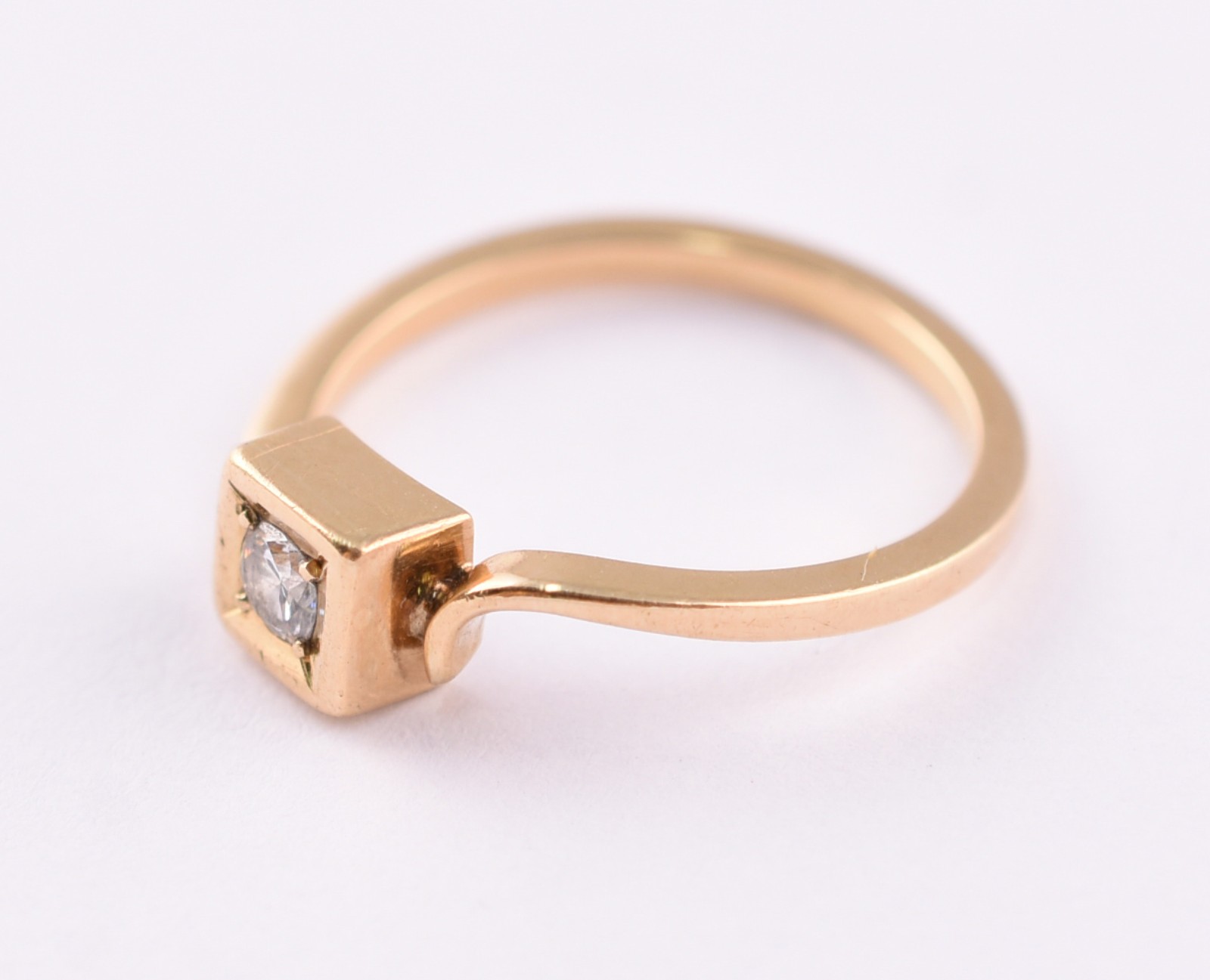 Solitário de ouro 18 k com 1 brilhantes de aproximadamente 0,15 ct... - foto 2 de 3