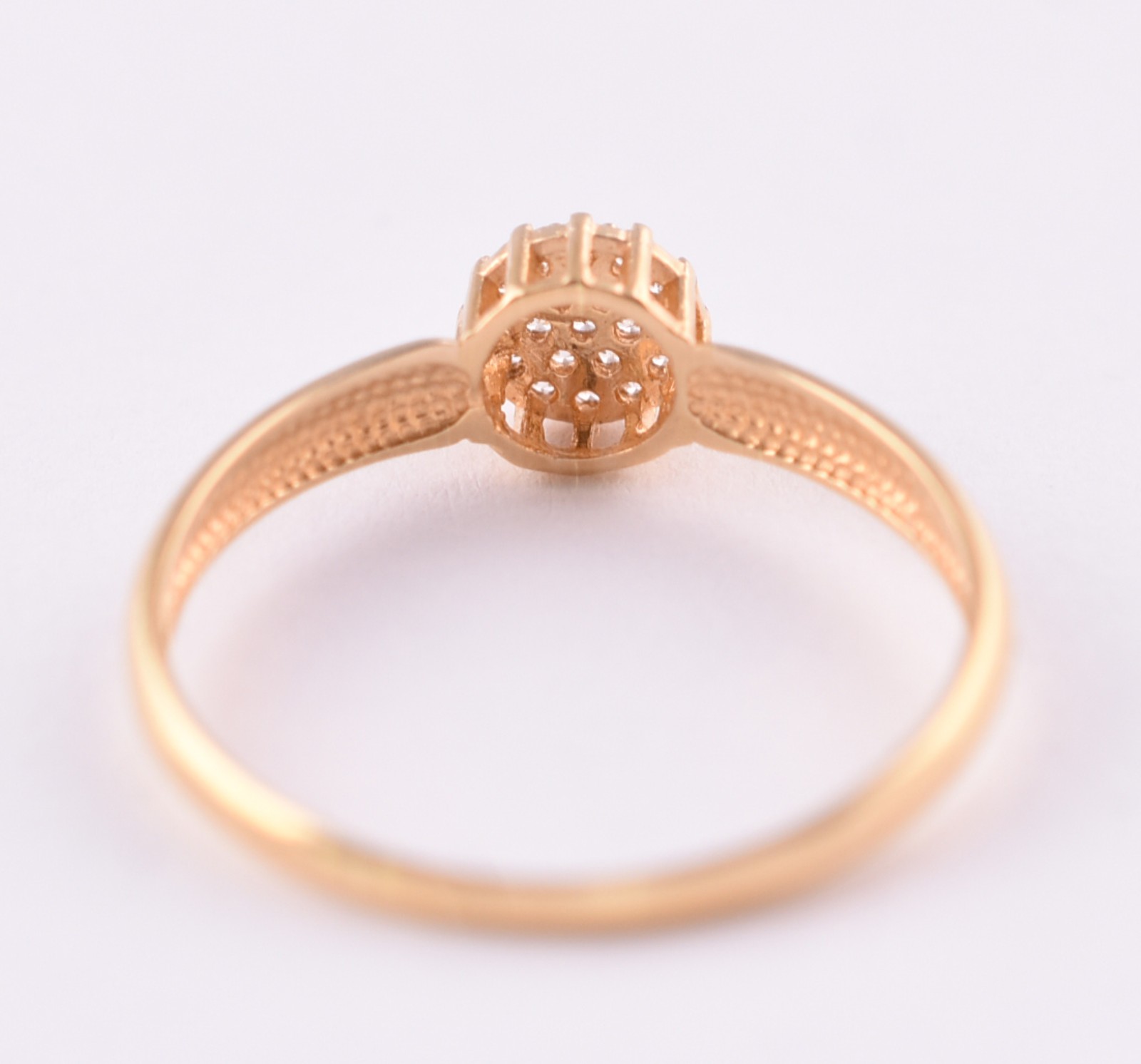 Anel de ouro 18 k com pequenas safiras brancas, aro 17 (Por motivos... - foto 3 de 5